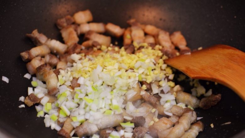 台湾卤肉饭,调大火，放入葱姜蒜，翻炒均匀。