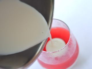 百变水果+西瓜牛奶布丁,最后将剩下的牛奶再倒入杯中，再冷藏至凝固
