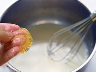 百变水果+西瓜牛奶布丁,放入10g吉利丁片，搅拌至融化，放凉