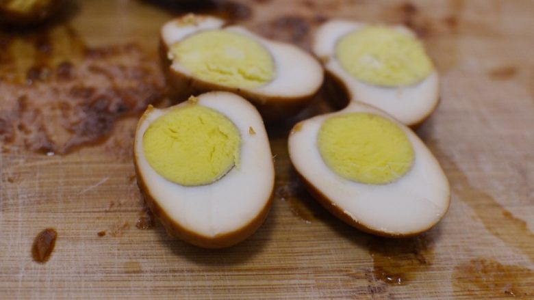 台湾卤肉饭,取出鸡蛋，切两半。