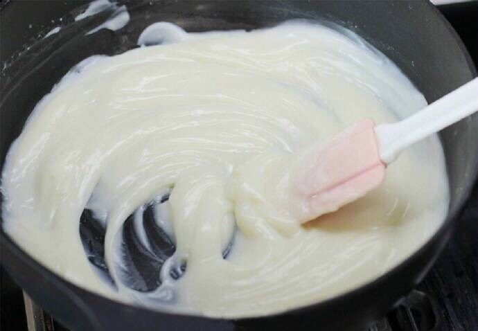 脆皮炸牛奶（简易版）（懒人版）,将搅均的牛奶倒入不粘锅中，小火加热，期间不断搅动直成粘稠状