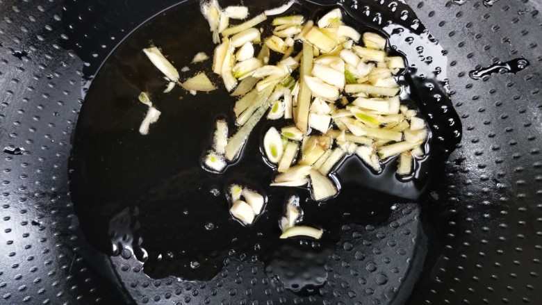美味韭菜墨鱼仔,起油锅，放姜，蒜煸炒一下。