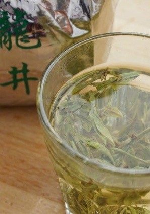 龙井虾仁,用80度热水泡一杯龙井茶，茶叶泡开后过滤茶水备用。注意：茶叶不要泡太久，也不要盖盖子，否则茶叶和茶水都会变黄。