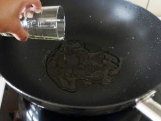 龙井虾仁,锅中留底油，倒入茶水半杯，加盐1克，调味。