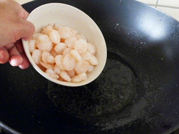 龙井虾仁,倒入虾仁，快速翻炒均匀，加一点点水淀粉和明油出锅。（这里水淀粉不能太多，一点点就好，不然就成浆糊了）