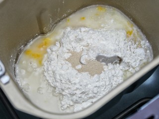 菠萝包,将除黄油外的面团材料放入面包桶内