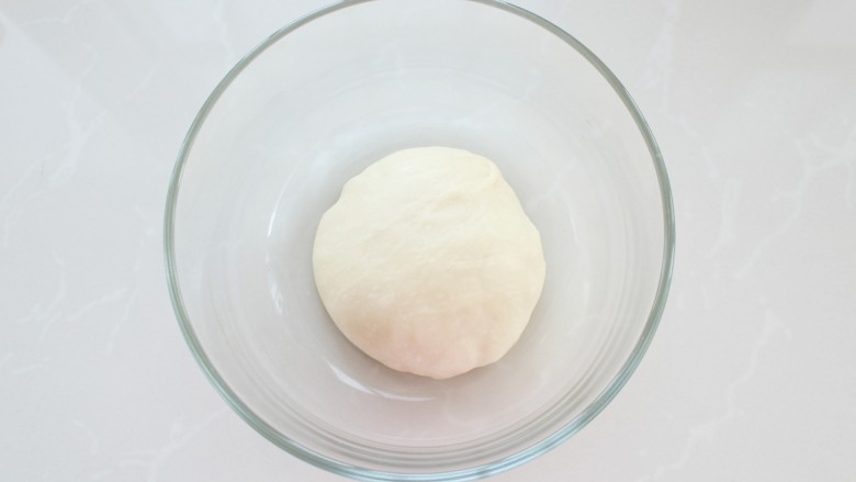 菠萝包,将面团放入容器中覆盖保鲜膜在温暖处发酵