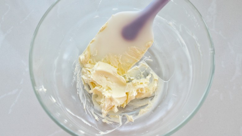 菠萝包,利用面团松弛的时间做酥皮:将软化的黄油用电动打蛋器打至发白蓬松状态