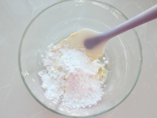 菠萝包,加入糖粉、盐和奶粉