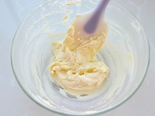 菠萝包,每一次都要将蛋液与黄油搅拌均匀，再加入下一次的蛋液