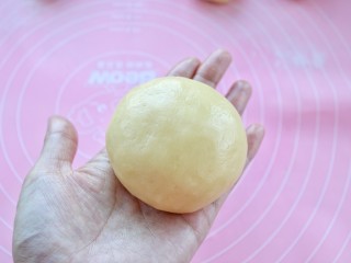 菠萝包,揉圆至酥皮表面光滑
