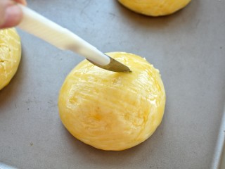菠萝包,用牙签或者锋利的刀在上面划出交叉的花纹