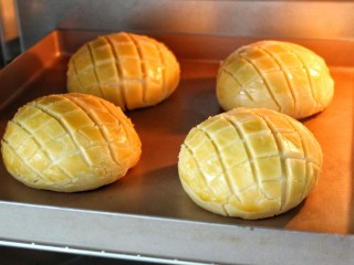 菠萝包,烤箱提前上下火180°预热，将烤盘放入中层烤约20分钟，待酥皮表面金黄出炉即可