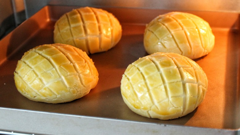 菠萝包,烤箱提前上下火180°预热，将烤盘放入中层烤约20分钟，待酥皮表面金黄出炉即可