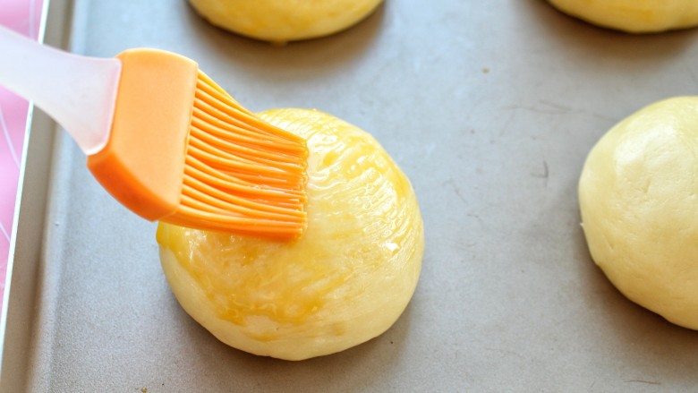 菠萝包,表面刷上一层蛋黄液