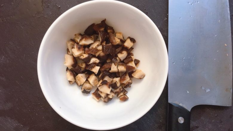 电饭煲排骨焖饭,香菇也切成1厘米左右