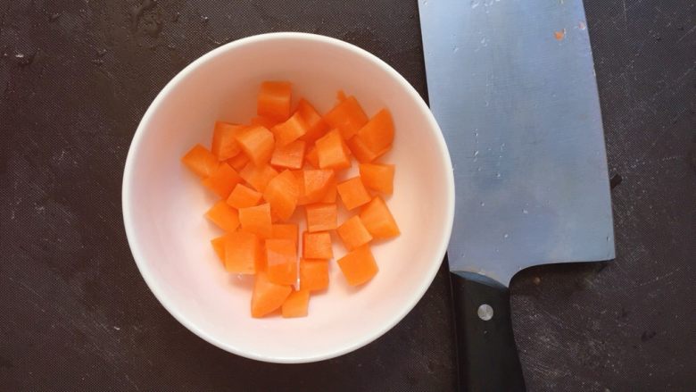 电饭煲排骨焖饭,切成1厘米左右的方块