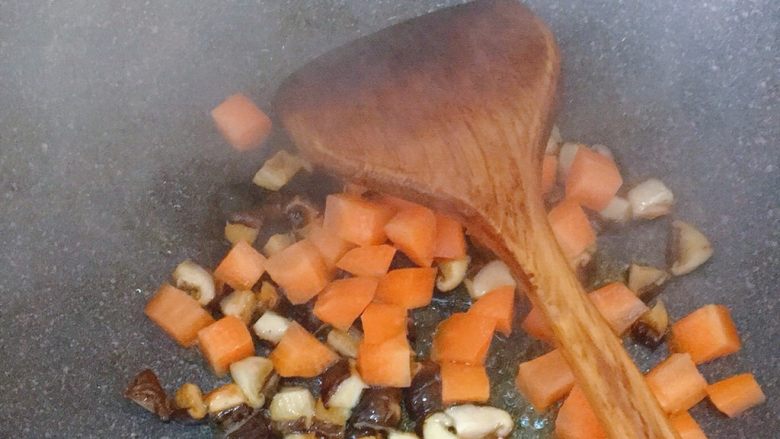 电饭煲排骨焖饭,倒入胡萝卜过一下油，翻炒均匀