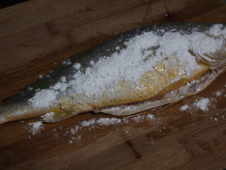 糖醋黄花鱼,鱼身拍上一层干淀粉，鱼不需要提前腌制，黄花鱼煎过以后没有什么腥味的。