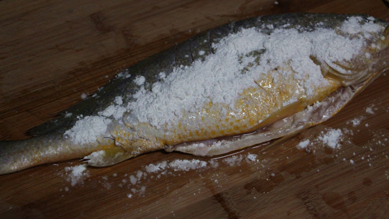 糖醋黄花鱼,鱼身拍上一层干淀粉，鱼不需要提前腌制，黄花鱼煎过以后没有什么腥味的。