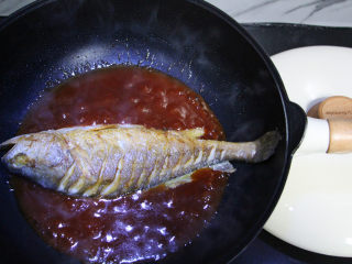 糖醋黄花鱼,将糖醋汁烧开以后放煎好的黄花鱼进去烧，翻一翻，让鱼两面沾上糖醋汁。