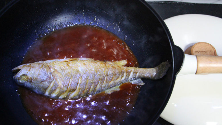 糖醋黄花鱼,将糖醋汁烧开以后放煎好的黄花鱼进去烧，翻一翻，让鱼两面沾上糖醋汁。
