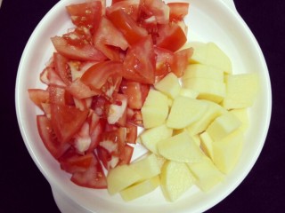 番茄土豆炖牛腩,番茄切定备用，土豆也切块，土豆需要过一下水，防止颜色变黑。