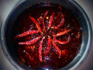 重庆老火锅底料,起锅后，加入七星椒。