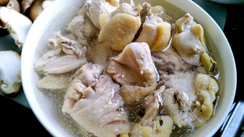 花菇炖鸡汤🐔,把鸡肉捞出来。洗干净，放冷水里。