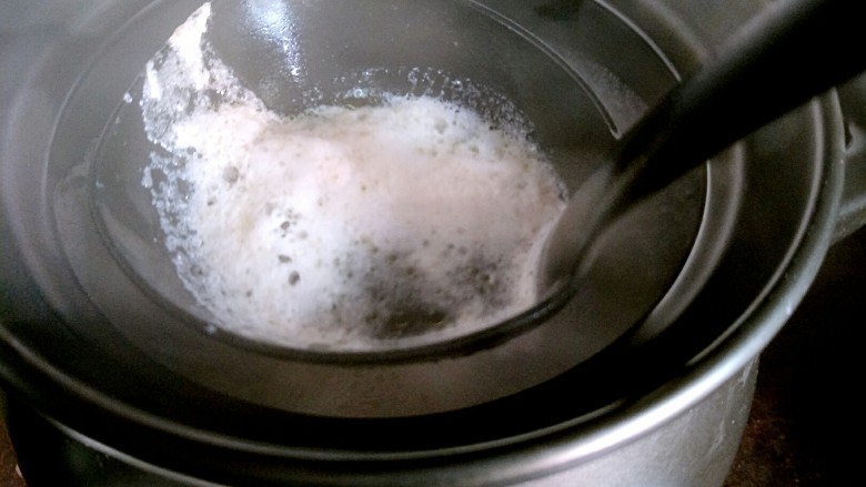 花菇炖鸡汤🐔,水滚了。把鸡的脏东西撇去