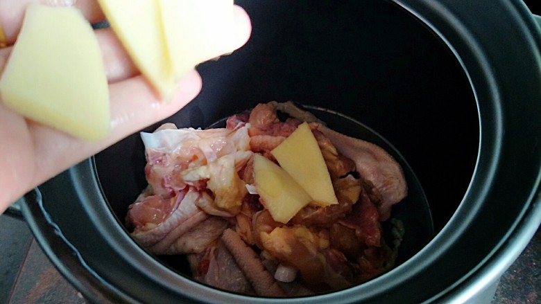 花菇炖鸡汤🐔,把鸡肉🐔跟姜片放进砂锅