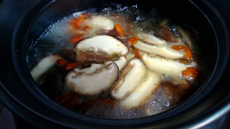 花菇炖鸡汤🐔,滚了滚了。煮了两个钟头的鸡汤