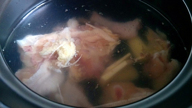 花菇炖鸡汤🐔,装满水！准备盖盖子！