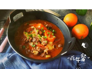 番茄土豆炖牛腩,香喷喷的番茄土豆炖牛腩就可以开吃啦，汤汁少油酸甜而且开胃，下饭真的很棒。