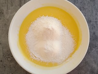 红枣酸奶戚风蛋糕,筛入低筋面粉