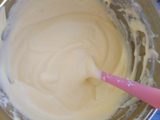 红枣酸奶戚风蛋糕,然后倒入蛋白中，继续翻拌均匀