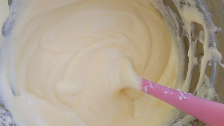 红枣酸奶戚风蛋糕,然后倒入蛋白中，继续翻拌均匀