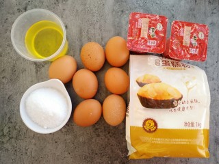红枣酸奶戚风蛋糕,准备好食材，鸡蛋从冷藏室拿出最好