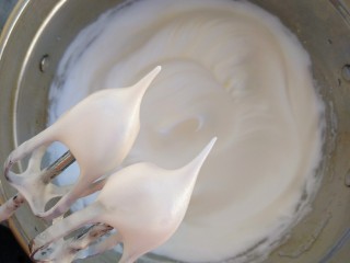 红枣酸奶戚风蛋糕,继续加入剩下的20克白糖，打发蛋白到硬性发白，提起打蛋器顶部竖立不会弯曲