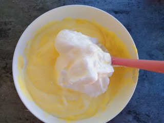红枣酸奶戚风蛋糕,取出刚刚搅拌好的蛋黄液体，加入3/1蛋白，翻拌均匀