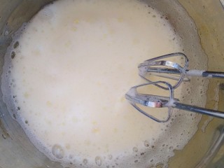 红枣酸奶戚风蛋糕,打发到大泡发白第二次加25克白糖继续打发