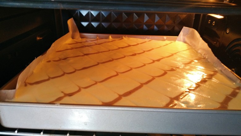 红枣酸奶戚风蛋糕,烤箱在打发蛋白时提前预热，125°上下65分钟，预热后放入烤箱中层