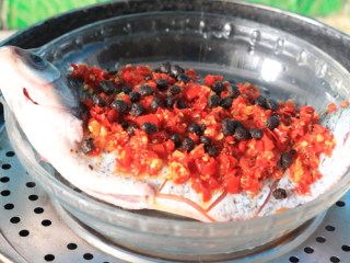 预热年夜菜---红红火火清蒸剁椒鱼,蒸锅加水旺火烧开，入鱼盖盖蒸约10分钟（这个时间以鱼的大小来决定）