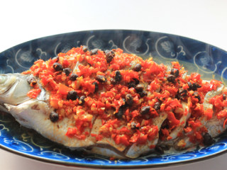 预热年夜菜---红红火火清蒸剁椒鱼,鱼蒸好出锅后，移入鱼盘内