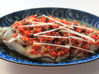 预热年夜菜---红红火火清蒸剁椒鱼,撒上香葱丝