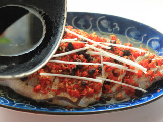 预热年夜菜---红红火火清蒸剁椒鱼,烧热油，淋在香葱上