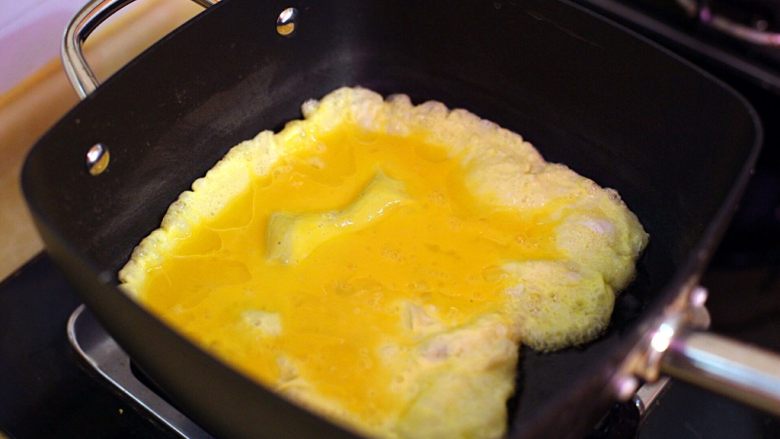 家常炒粉丝,热锅下油滑鸡蛋后剩出备用
