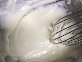 原味蛋糕卷,筛入低筋面粉，用打蛋器划Z字混合均匀