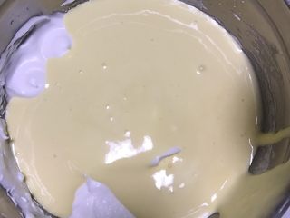 原味蛋糕卷,把翻拌均匀的蛋黄糊倒入剩下的蛋白中