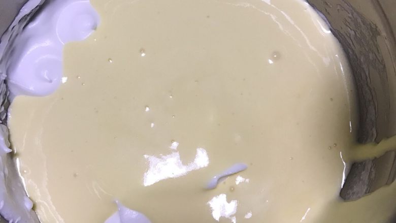 原味蛋糕卷,把翻拌均匀的蛋黄糊倒入剩下的蛋白中